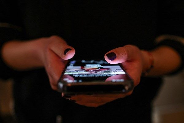 اليونان تتجه لحظر استخدام وسائل التواصل الاجتماعي للأطفال دون 15 عاماً