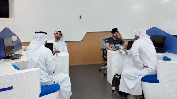 شرطة أبوظبي تقدّم خدمات تخفيض النقاط المرورية في "هيلي مول" بالعين