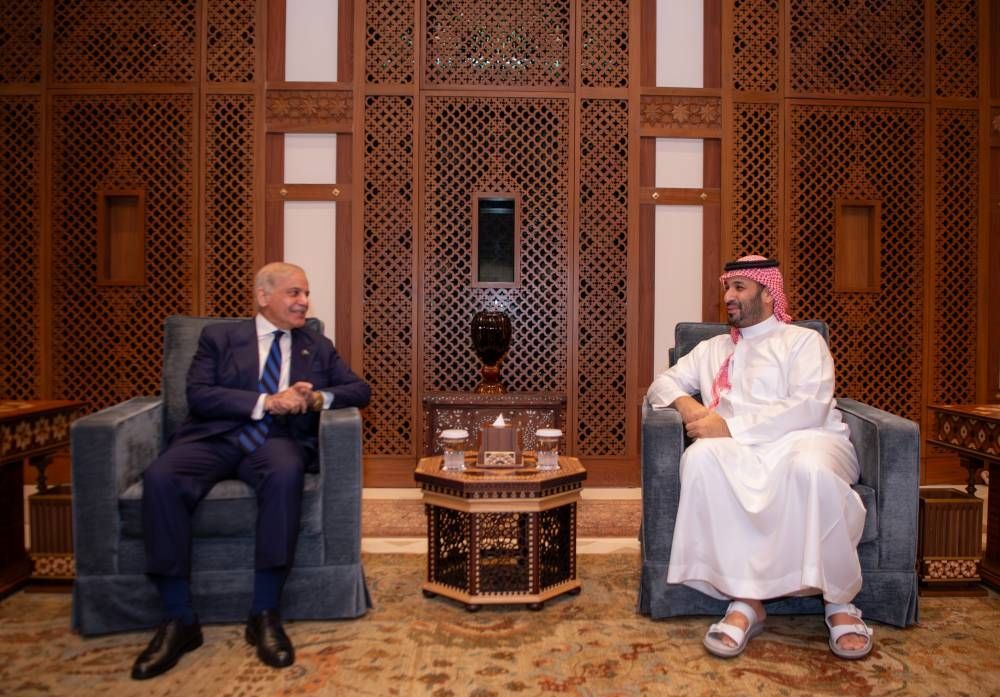 رئيس وزراء باكستان يجدد لولي العهد دعم بلاده للمملكة تجاه اعتداءات إيران