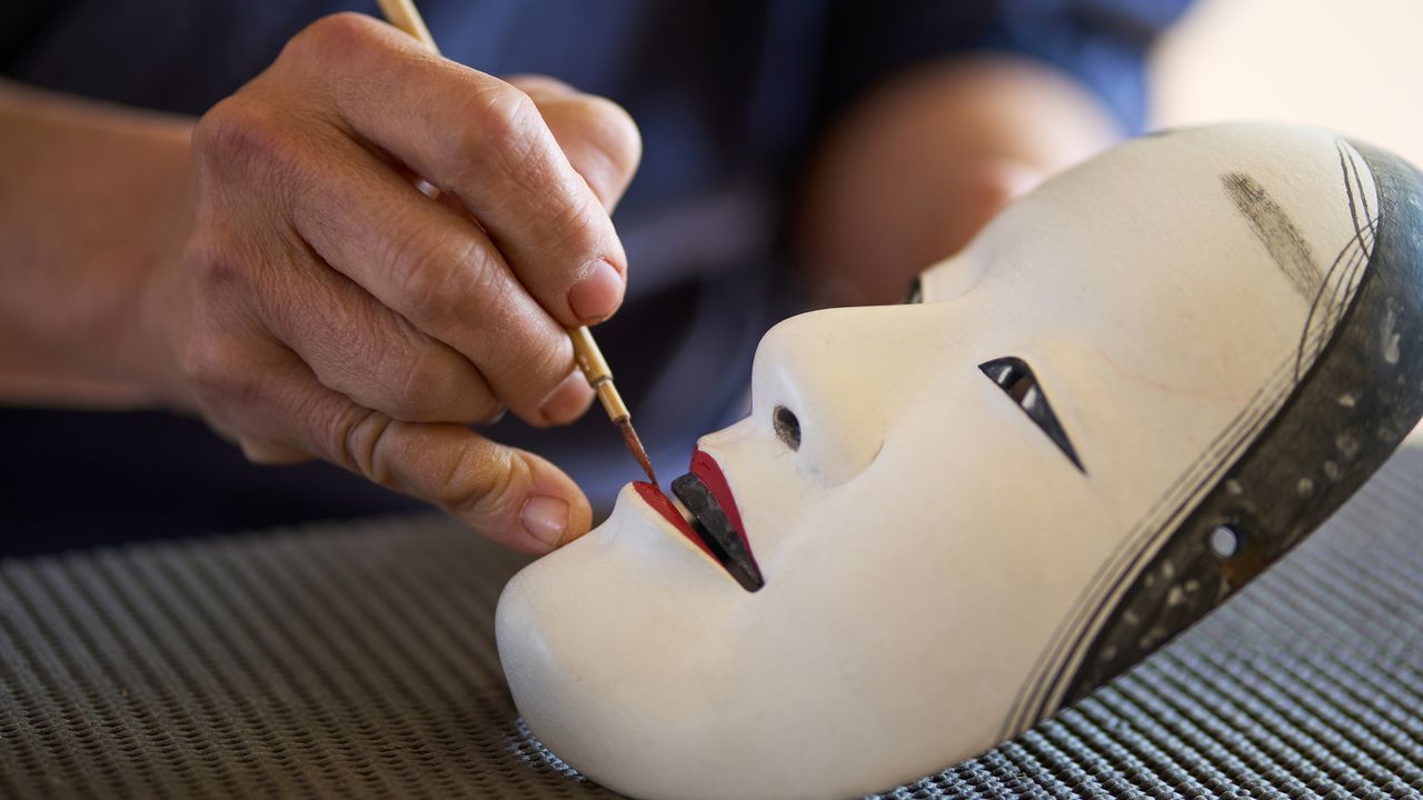 اليابان | أقنعة النو: كيف تعبّر الوجوه الثابتة عن مشاعر متغيّرة؟