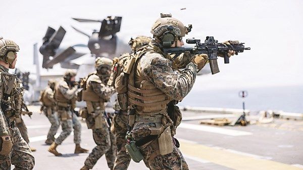 واشنطن: القوات الأميركية ستبقى في المنطقة لضمان امتثال إيران لإيقاف إطلاق النار