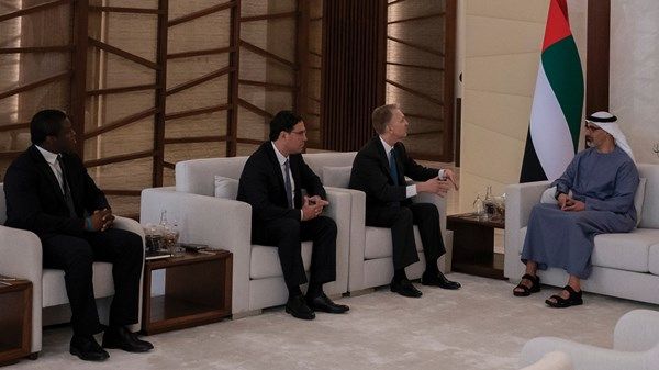 خالد بن محمد بن زايد يلتقي الرئيس التنفيذي لمجموعة بروكفيلد لإدارة الأصول والاستثمارات البديلة