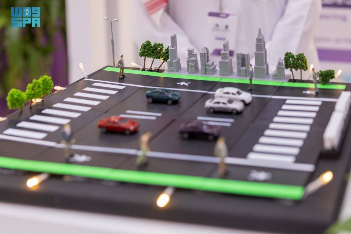 ابتكار طلابي بجامعة الجوف يحول الطرق إلى مصدر طاقة ذكية ومستدامة