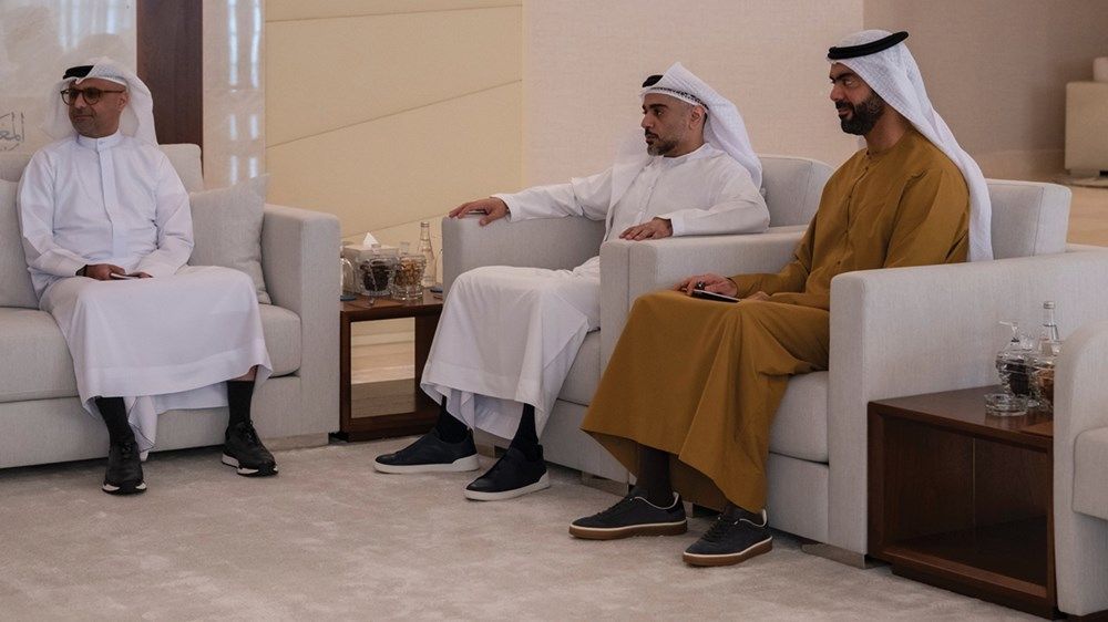 خالد بن محمد بن زايد يلتقي الرئيس التنفيذي لمجموعة بروكفيلد لإدارة الأصول والاستثمارات البديلة