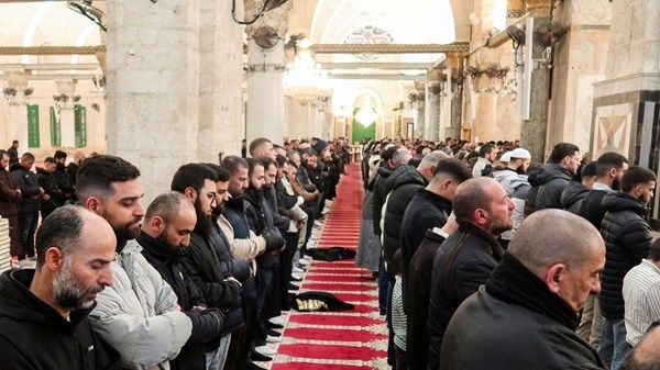 الآلاف يؤدون الصلاة في المسجد الأقصى مع إعادة فتحه