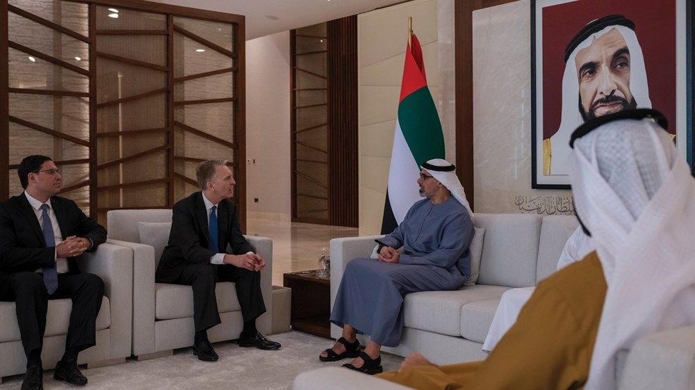 خالد بن محمد بن زايد يلتقي الرئيس التنفيذي لمجموعة بروكفيلد لإدارة الأصول والاستثمارات البديلة