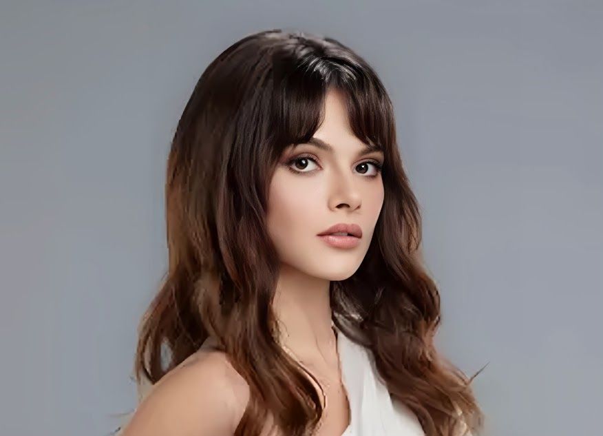 صدور مذكرة اعتقال بحق نجمة “المدينة البعيدة” سينام أونسال وحبيبها يدعمها