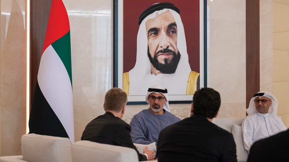 خالد بن محمد بن زايد يلتقي الرئيس التنفيذي لمجموعة بروكفيلد لإدارة الأصول والاستثمارات البديلة