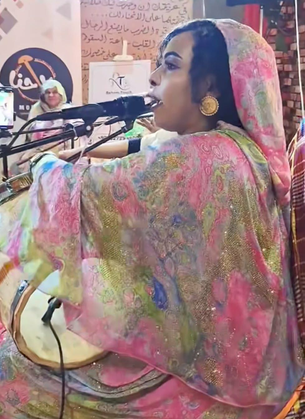 شاهد بالصورة والفيديو.. فنانة “دلوكة” صاعدة تخطف الأضواء وتسحب البساط من كبار المطربات