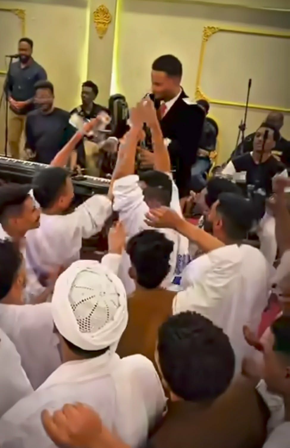 شاهد بالصورة والفيديو.. خلال حفل بالقاهرة.. الفنان عثمان بشة يرفض أموال طائلة من “النقطة” ويحرج أهل الفرح بطريقة لطيفة