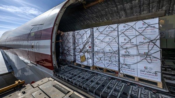 "الفارس الشهم 3".. طائرة مساعدات تصل العريش لدعم أهالي غزة ضمن "جسر حميد الجوي"