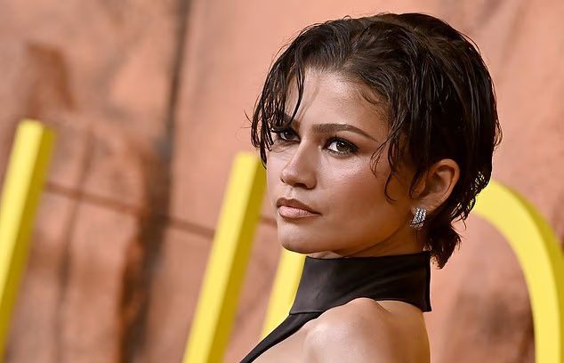 بالصور- تفصيل صغير أشعل مواقع التواصل.. ماذا تخفي زندايا لتوم هولاند؟