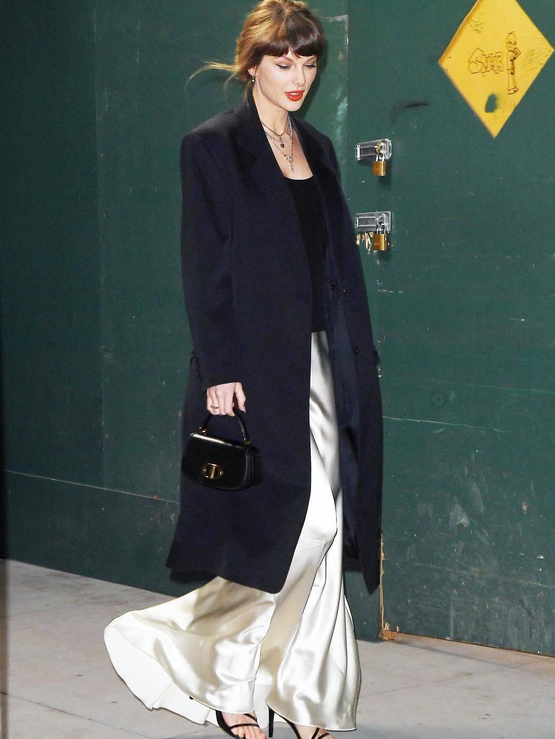 هل تقترب من الزفاف؟ تايلور سويفت تتألق بلمسة عروس في نيويورك