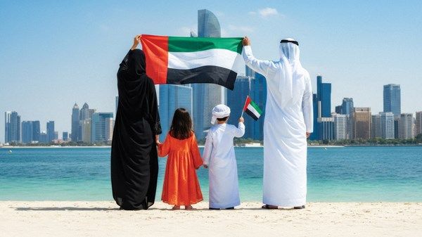 مواطنون: علَمنا يحمل تاريخاً من العزيمة والصمود