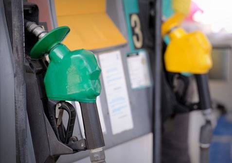 لماذا قد يؤدي حظر صادرات النفط الخام إلى ارتفاع أسعار البنزين بدلًا من خفضها؟