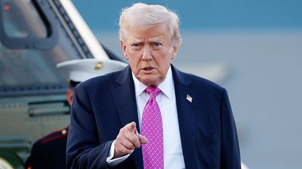 ترامب يحذر إيران من فرض رسوم في مضيق هرمز