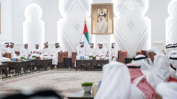 حمدان بن زايد يستقبل عدداً من المواطنين في قصر بينونة