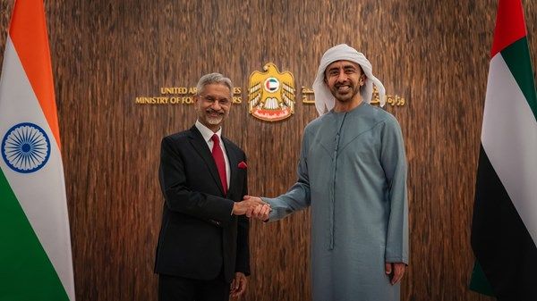 عبدالله بن زايد يستقبل وزير الشؤون الخارجية في الهند