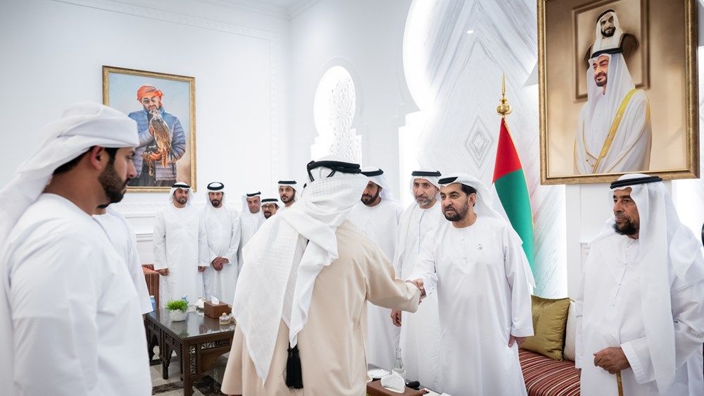 حمدان بن زايد يستقبل عدداً من المواطنين في قصر بينونة