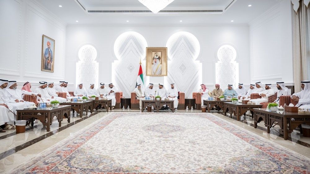 حمدان بن زايد يستقبل عدداً من المواطنين في قصر بينونة