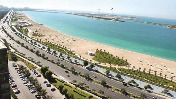 بلدية أبوظبي تدعو للحفاظ على نظافة الشواطئ