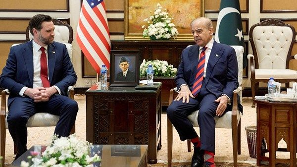 المفاوضات تتواصل بين أميركا وإيران في باكستان