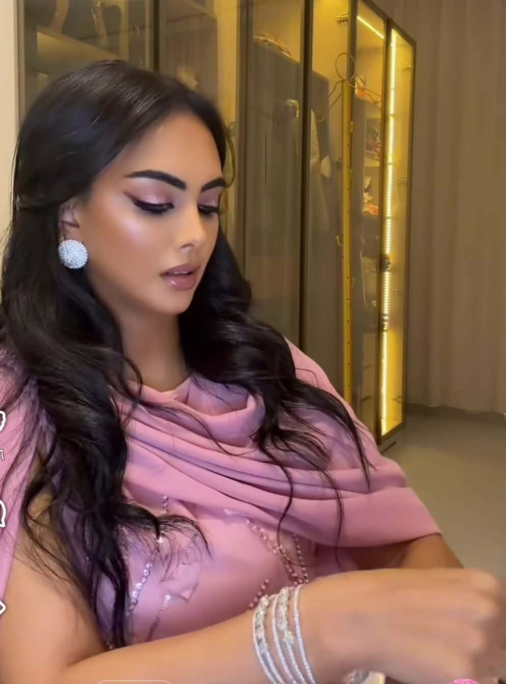 شاهد بالصورة والفيديو.. أرملة الحرس الشخصي لقائد الدعم السريع تستعرض جمالها بفستان مثير للجدل