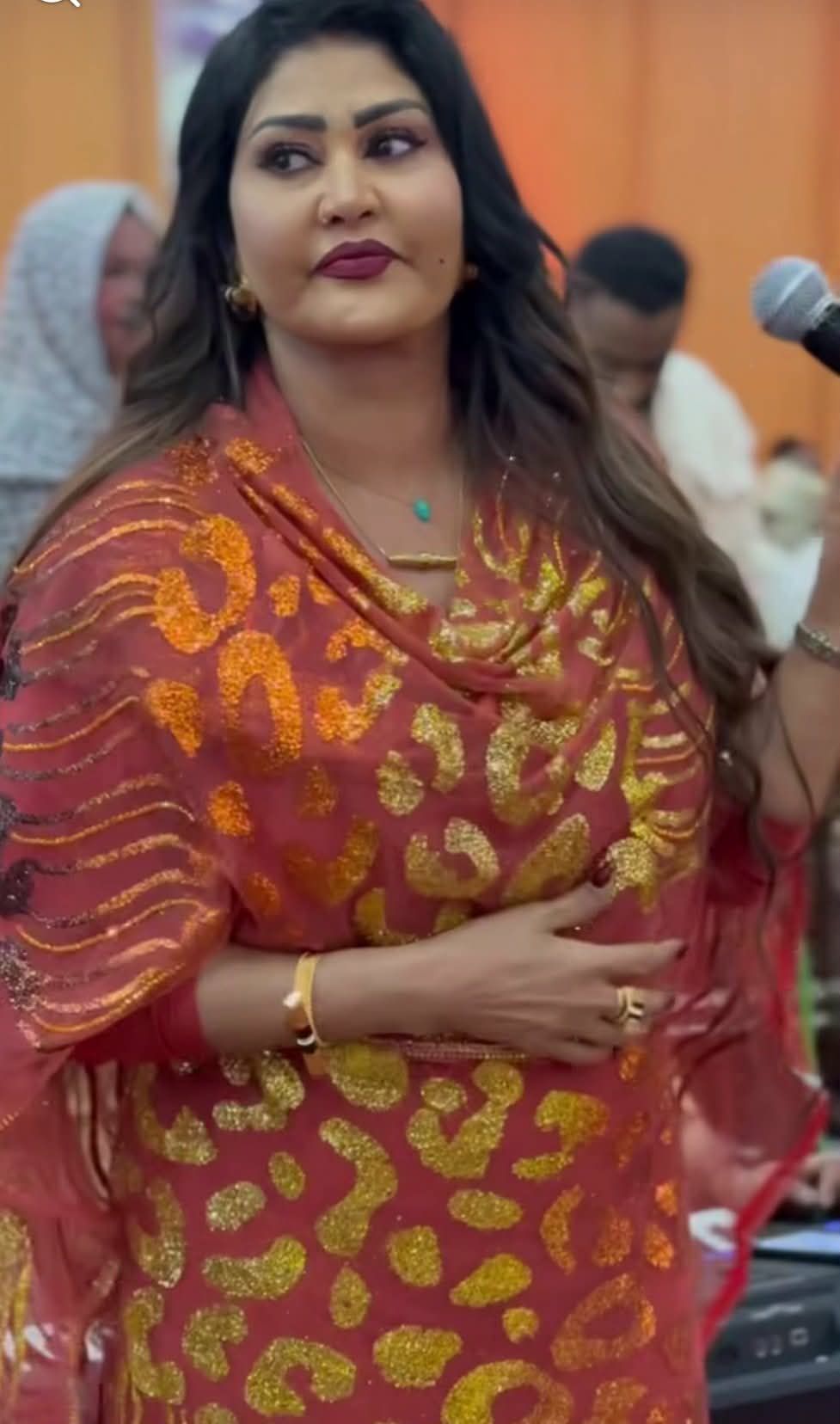 شاهد بالفيديو.. الفنانة عوضية عذاب تدخل في وصلة رقص مثيرة بــ”طربوش” الظار والجمهور يتهمها بتقليد هدى عربي