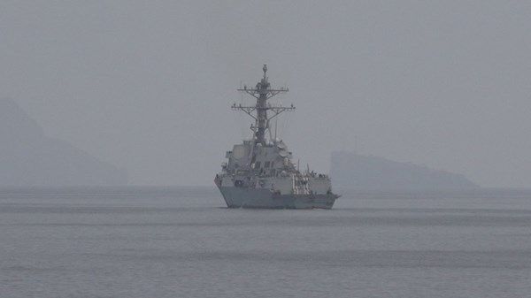 الولايات المتحدة: مدمرتان أميركيتان عبرتا مضيق هرمز