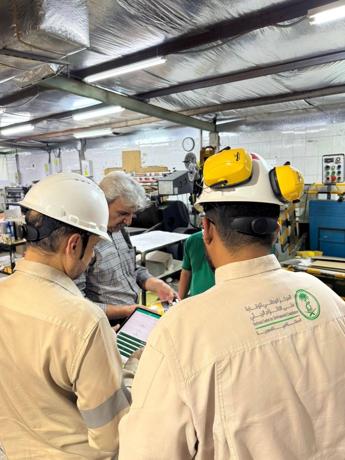 "الالتزام البيئي".. حكاية تفتيش بدأت بالعين ونضجت بالبيانات