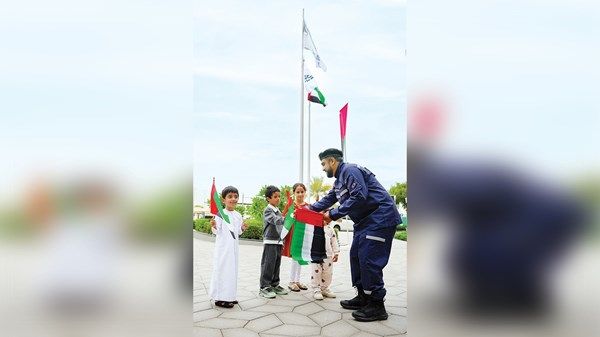 «أبوظبي للدفاع المدني» ترفع العَلم افتخاراً بالإمارات