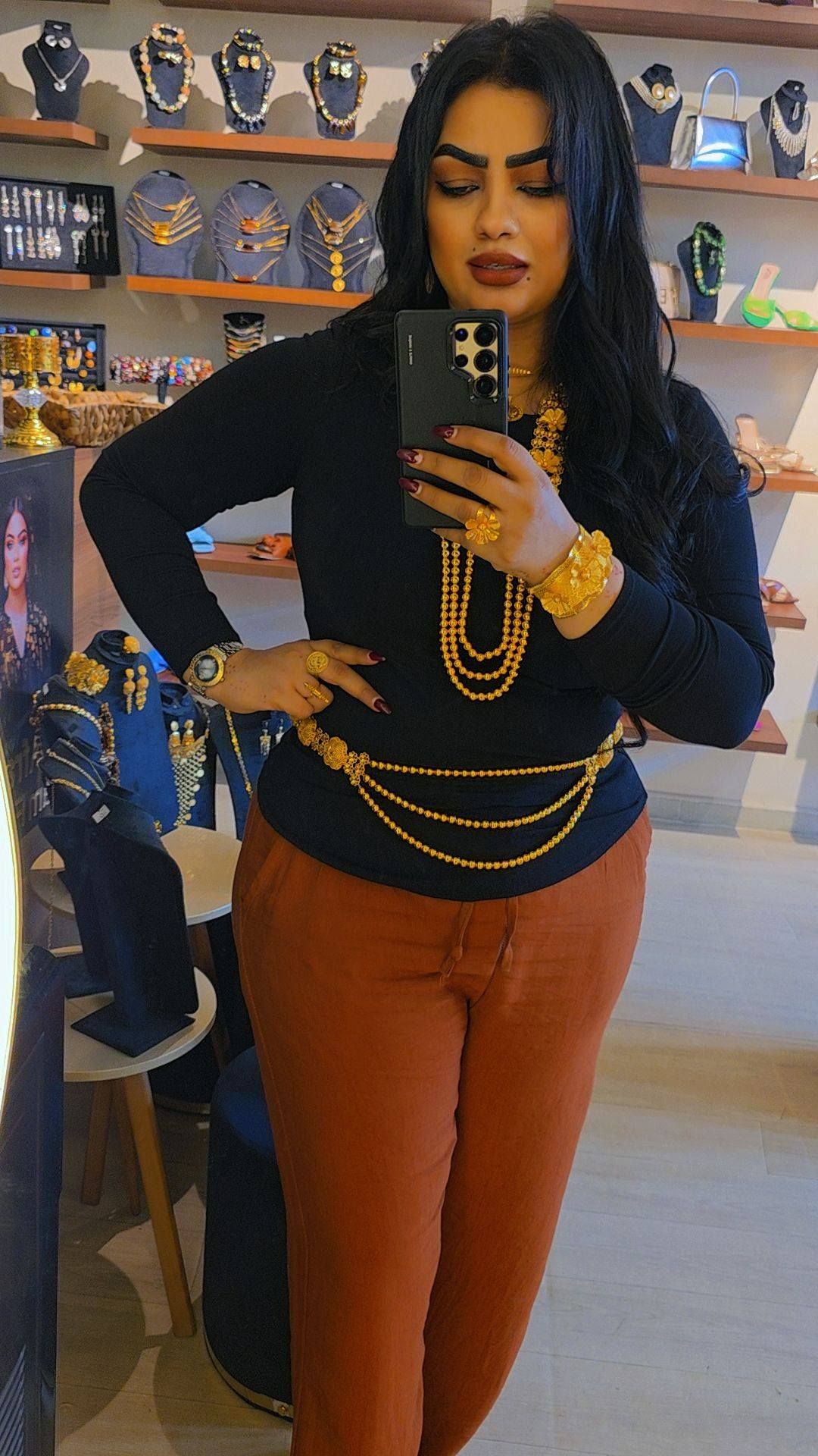 شاهد بالصور.. “مخرجات اللايف”.. حسناء الفن السوداني تخطف الأضواء بإطلالة ملفتة بالبنطلون