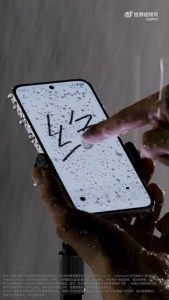 تكنولوجيا: هاتف Oppo A6s Pro يكسر القواعد بشاشة تعمل بكفاءة تامة تحت الأمطار الغزيرة