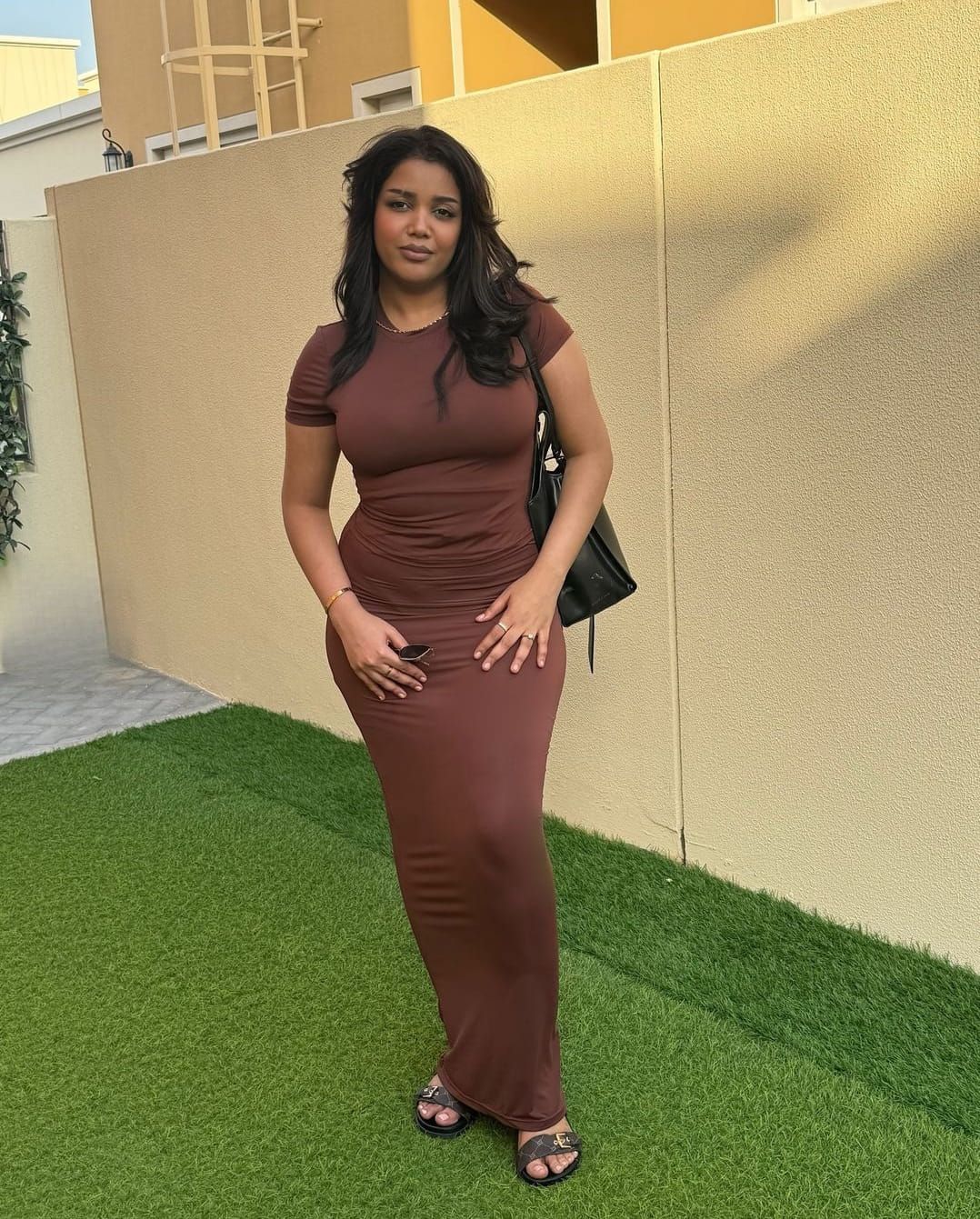 شاهد بالفيديو.. إبنة الفنانة ندى القلعة تتفاعل مع أغنية والدتها “الترند” والجمهور يسخر: (نظام الأغنية حقتنا ولا شنو)