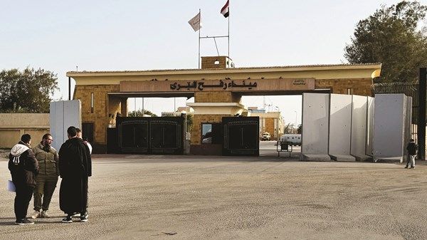 27 مريضاً يغادرون غزة عبر معبر رفح