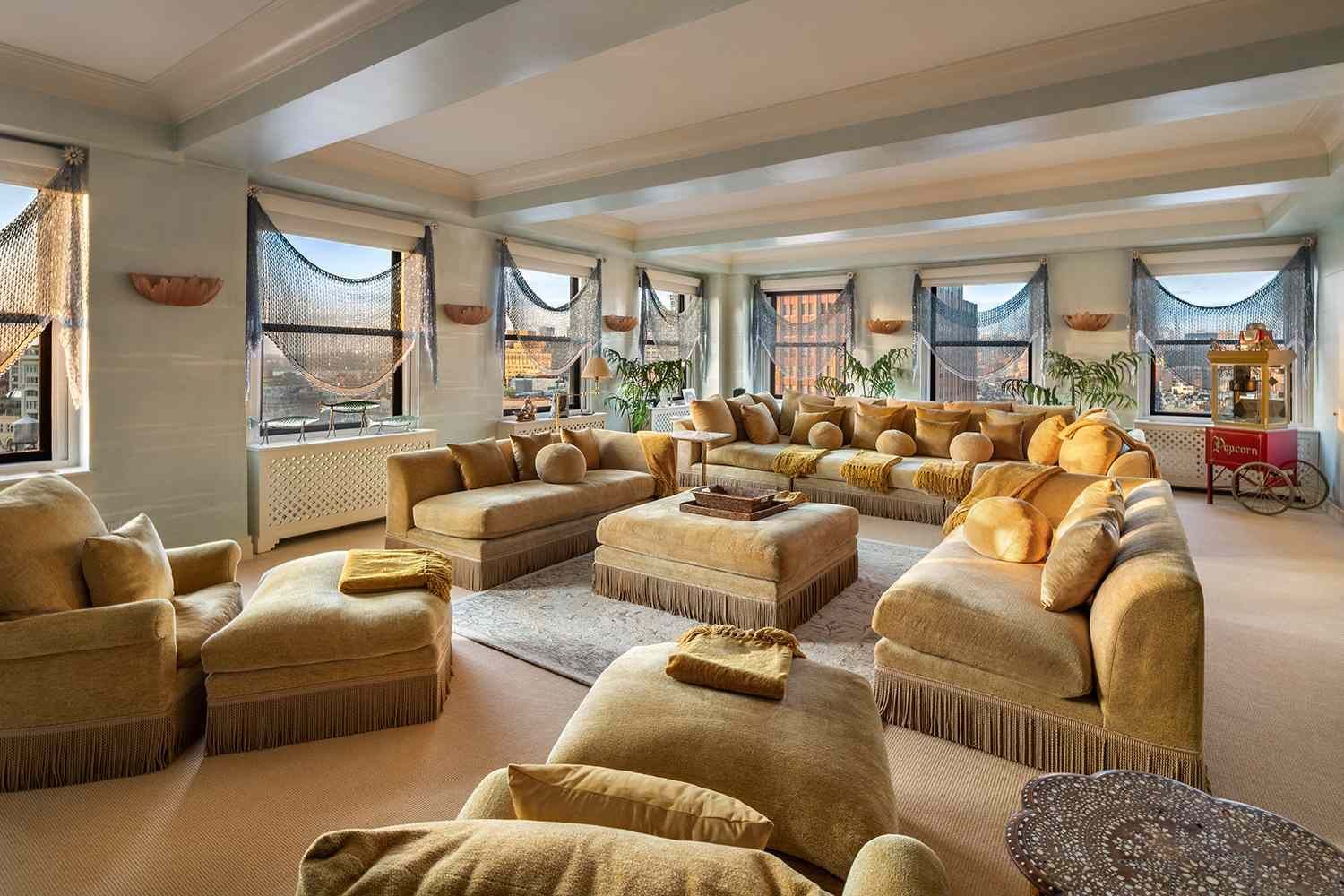 ماريا كاري تودّع نيويورك بعد ثلاثين عامًا… ما الذي يحدث؟