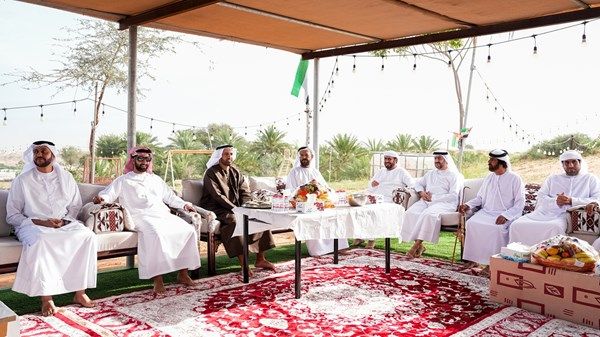 ولي عهد رأس الخيمة يزور حمد النعيمي في منطقة السوان