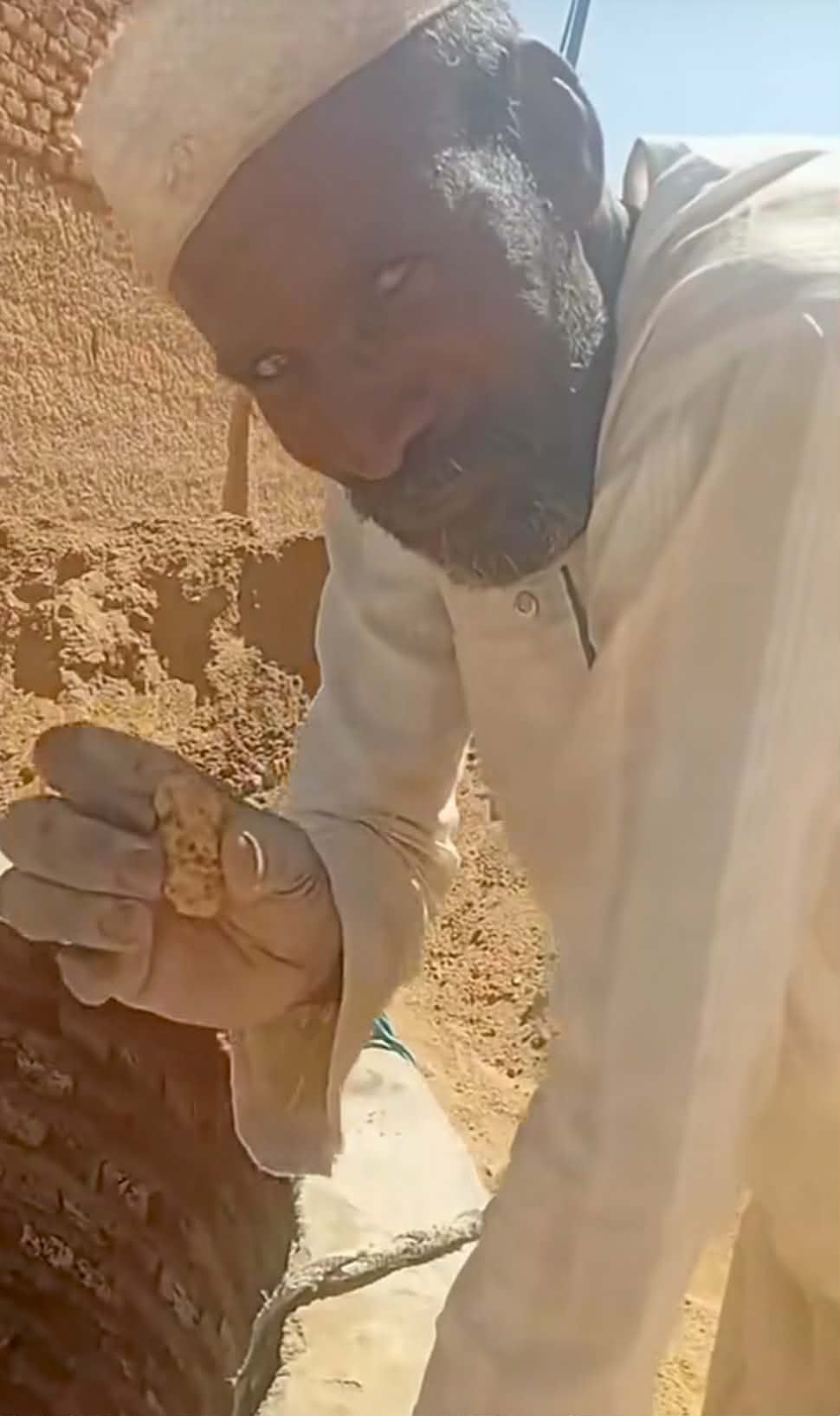 شاهد بالصورة والفيديو.. سوداني يعثر على قطعة من الذهب الخالص أثناء حفره بئر ماء بإحدى القرى السودانية