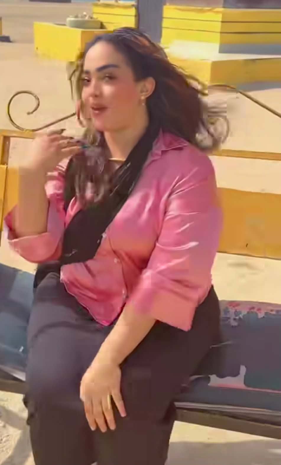 شاهد بالصورة والفيديو.. “بلوغر” سودانية حسناء تخطف قلوب المتابعين بإطلالة من “المرجيحة”