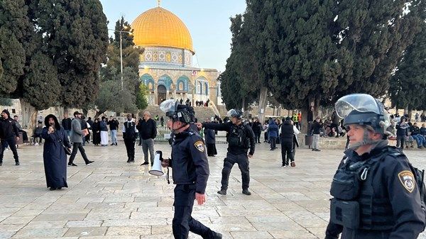 عشرات المستوطنين يقتحمون باحات المسجد الأقصى