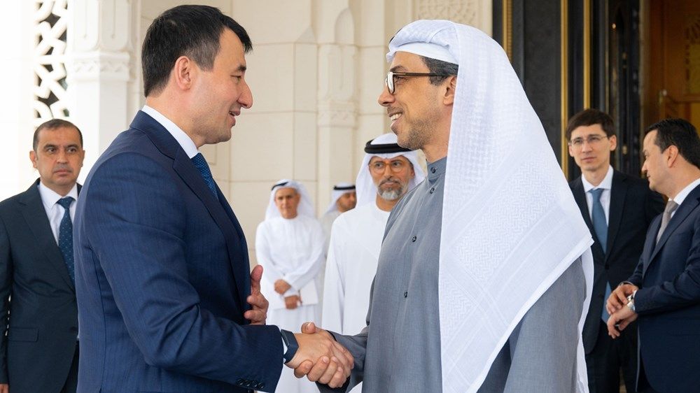 منصور بن زايد يستقبل نائب رئيس وزراء أوزبكستان