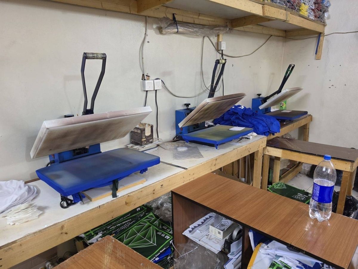 أمانة جدة تضبط أكثر *من 3 آلاف قطعة* ملابس لعلامات تجارية مقلدة