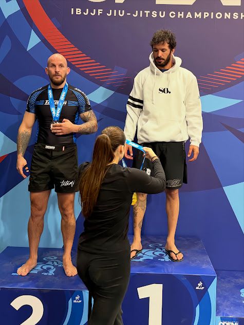 بالفيديو- باريش أردوتش يفاجئ الجميع: من شاشة التمثيل إلى ذهب الفنون القتالية في ميلانو