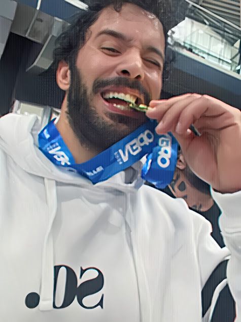 بالفيديو- باريش أردوتش يفاجئ الجميع: من شاشة التمثيل إلى ذهب الفنون القتالية في ميلانو