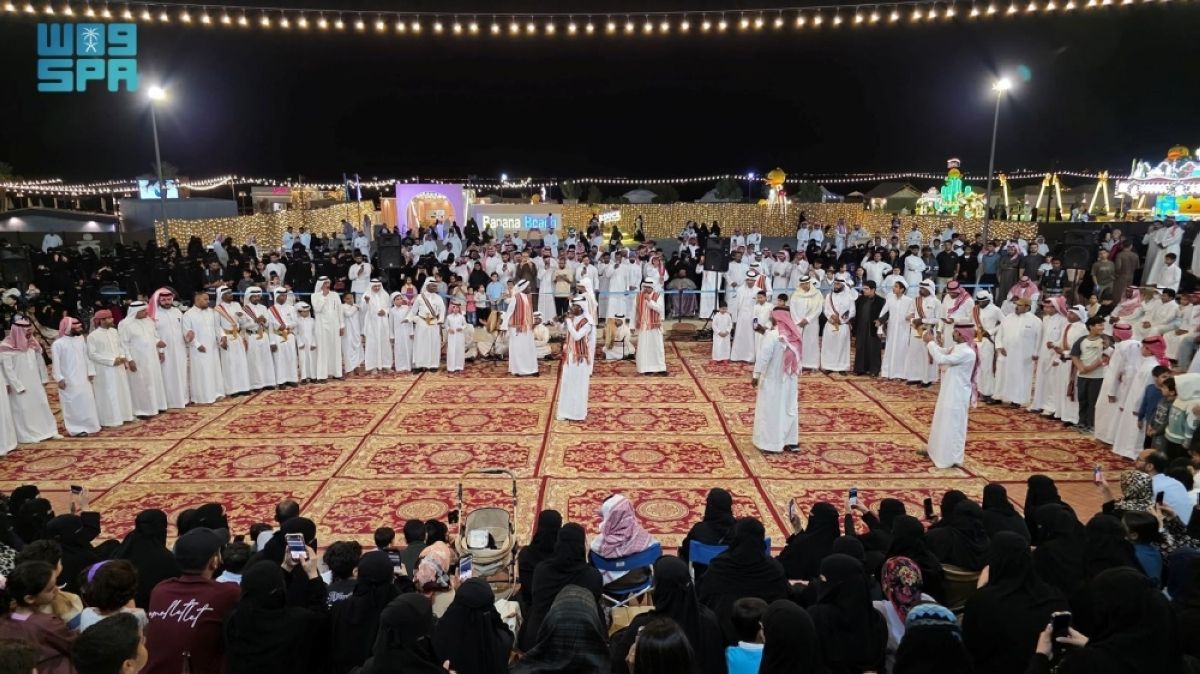 عروض الفلكلور الشعبي تستقطب الزوار 
في الجبيل الصناعية