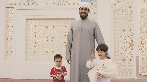 «فرجان دبي» توزع 2000 علم في الأحياء السكنية