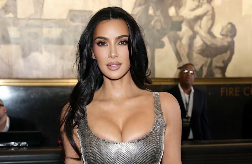 كيم كردشيان تدخل عالم برودواي بقصة صادمة تهزّ العدالة