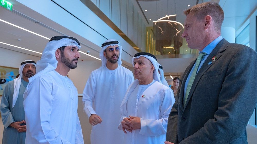 حمدان بن محمد يتفقّد سير العمل في أول محطة للإقلاع والهبوط العمودي للتاكسي الجوي