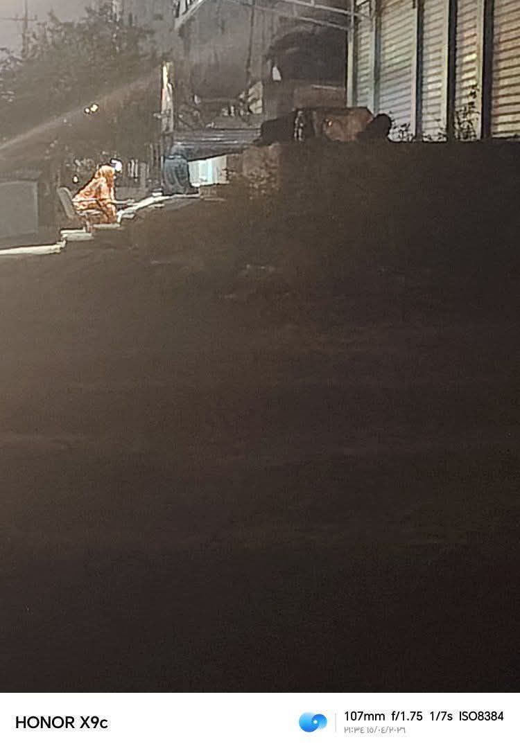 شاهد.. صورة لطالبة سودانية تراجع دروسها تحت إنارة “عمود” كهربائي بالشارع العام تتصدر “الترند” على مواقع التواصل