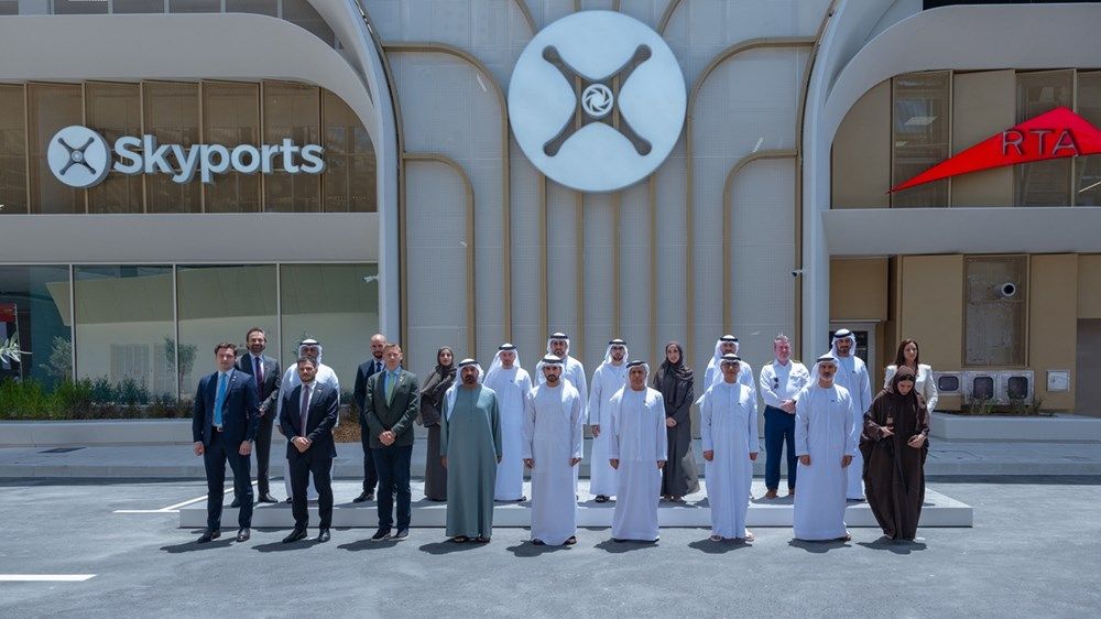 حمدان بن محمد يتفقّد سير العمل في أول محطة للإقلاع والهبوط العمودي للتاكسي الجوي